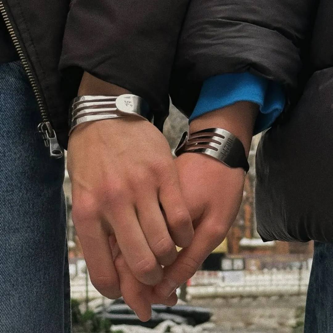 Два браслети «Ластівка» на руках пари